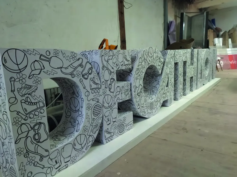 Diseño de corpóreos modernos para stand en feria de negocios en Montevideo