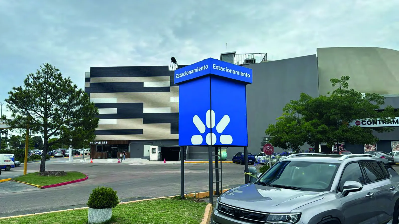 Ploteos de vidrieras para comercios en Montevideo