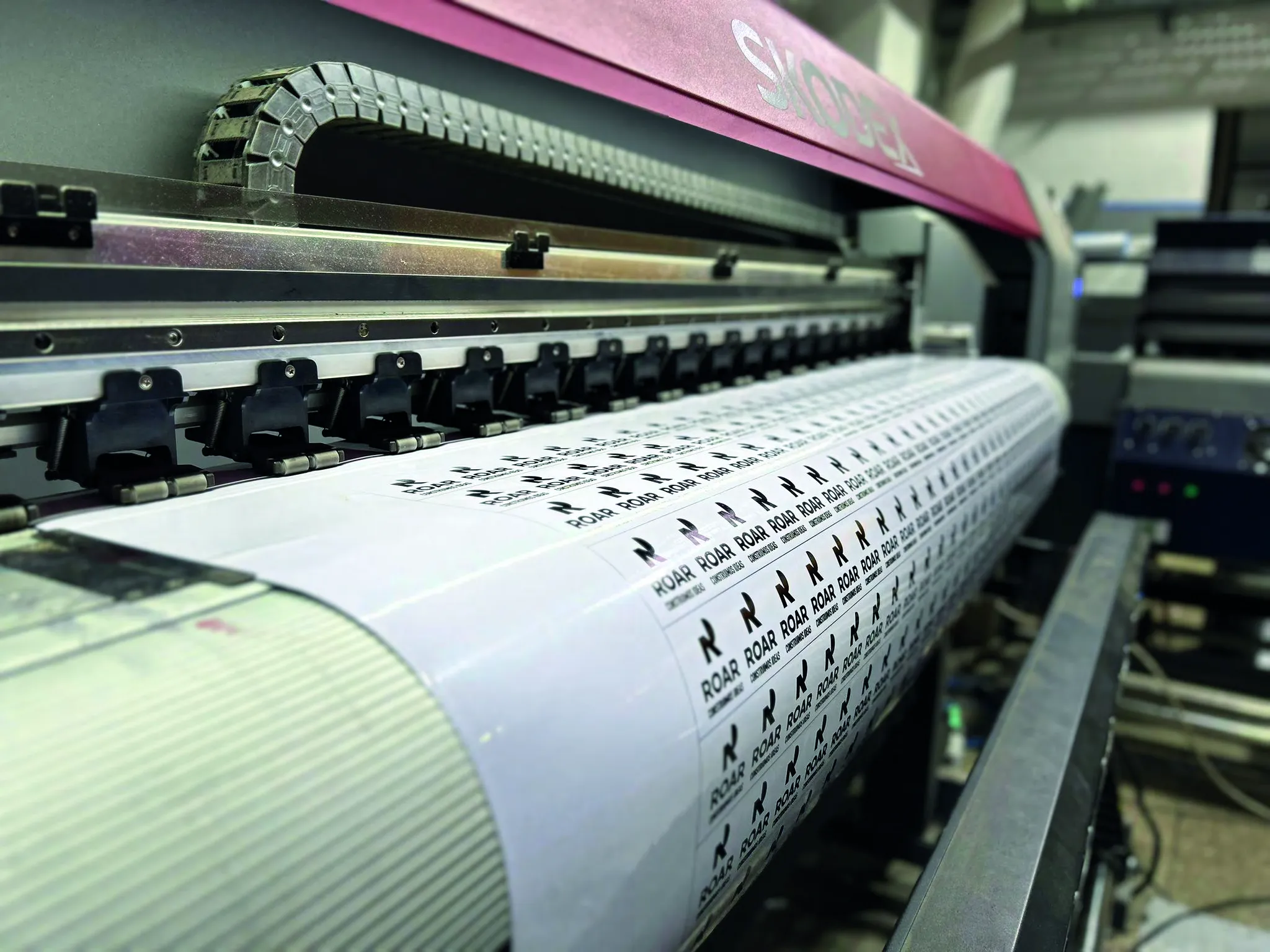 Vinilos para vidrieras comerciales en Montevideo - ROAR