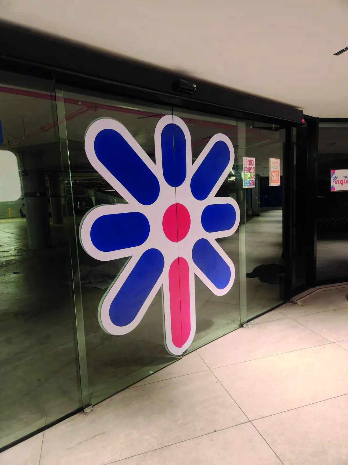 Ploteo vehicular con vinilos publicitarios - ROAR Montevideo